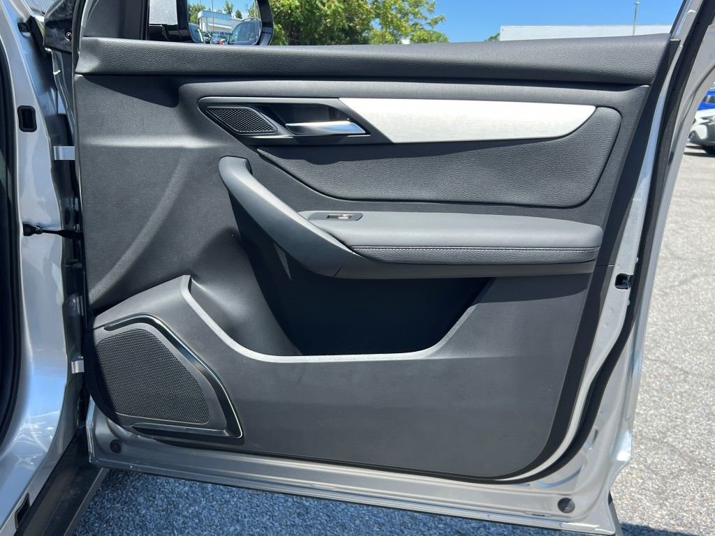 2025 VinFast VF 8 Plus - Photo 9