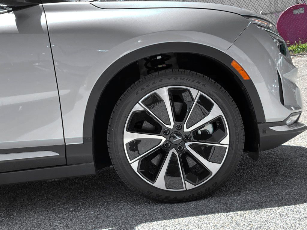 2025 VinFast VF 8 Plus - Photo 8