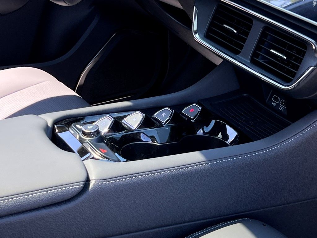 2025 VinFast VF 8 Plus - Photo 12