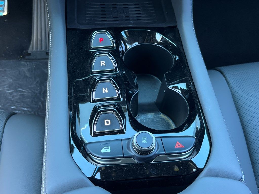 2025 VinFast VF 8 Plus - Photo 23