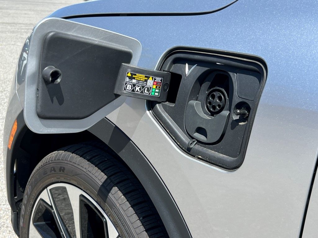 2025 VinFast VF 8 Plus - Photo 28