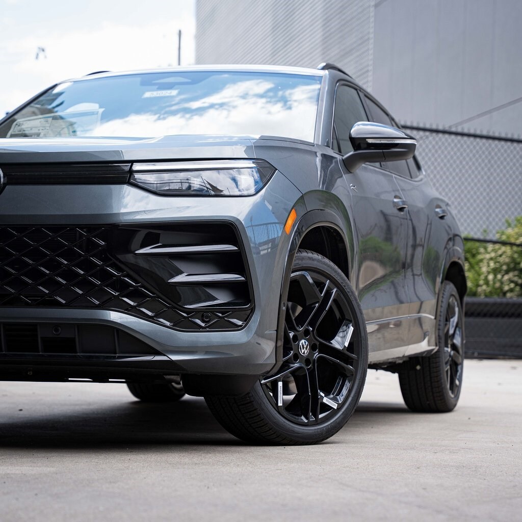2025 Volkswagen Tiguan SE R-Line Black photo 2
