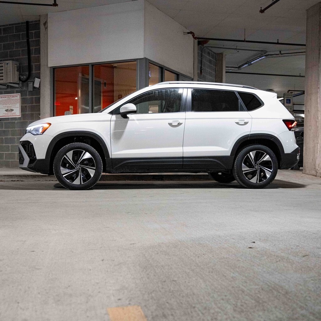 2025 Volkswagen Taos SE photo 3