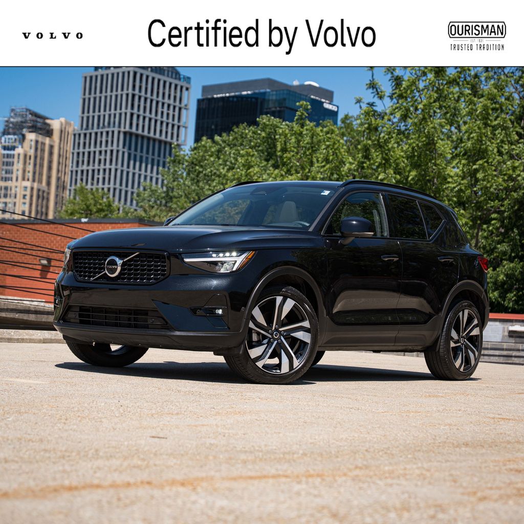 2023 Volvo XC40 B5 Plus Dark AWD's photo