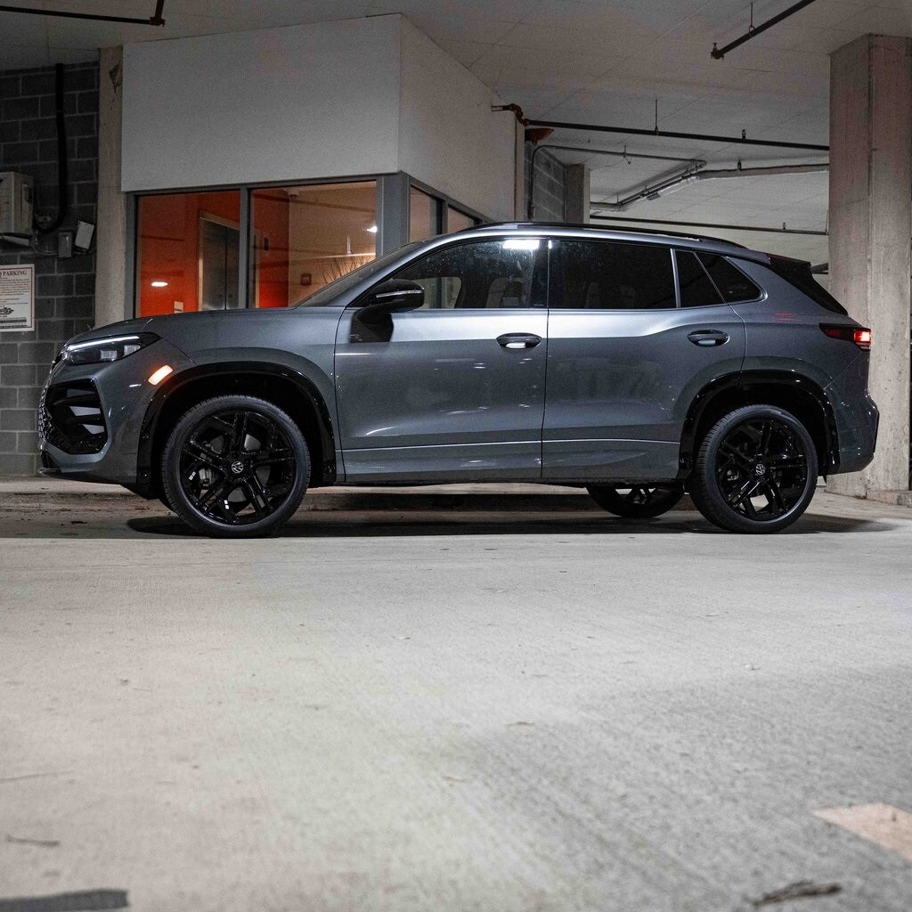 2025 Volkswagen Tiguan SE R-Line Black photo 3