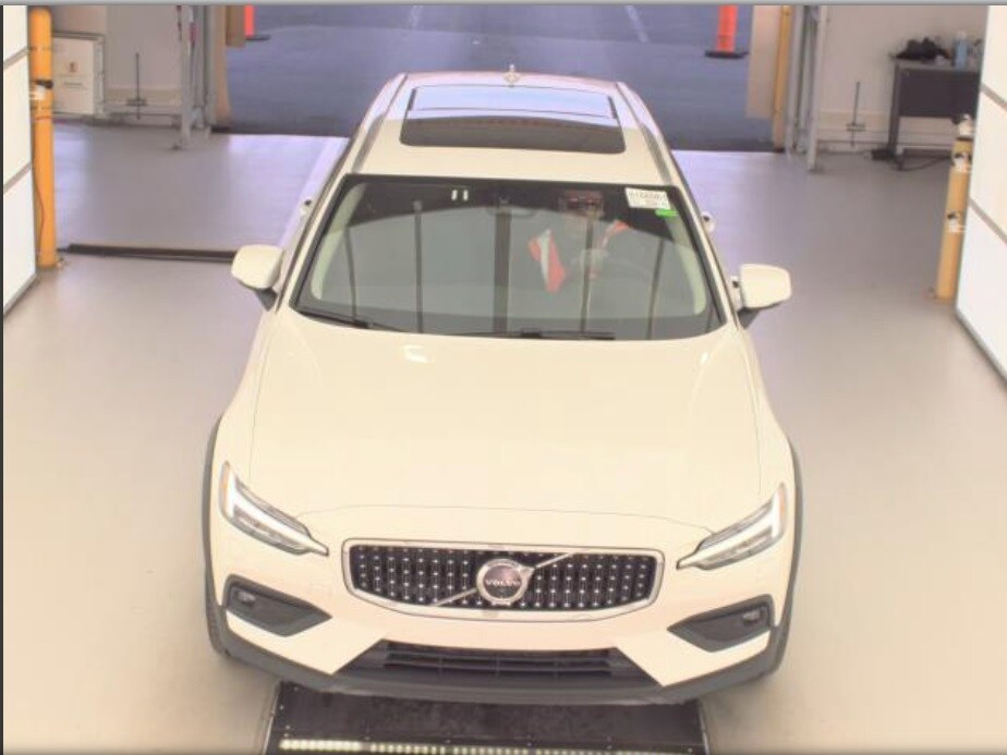 2025 Volvo V60 Cross Country B5 Plus photo 2