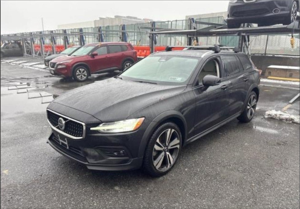 2023 Volvo V60 Cross Country Plus's photo