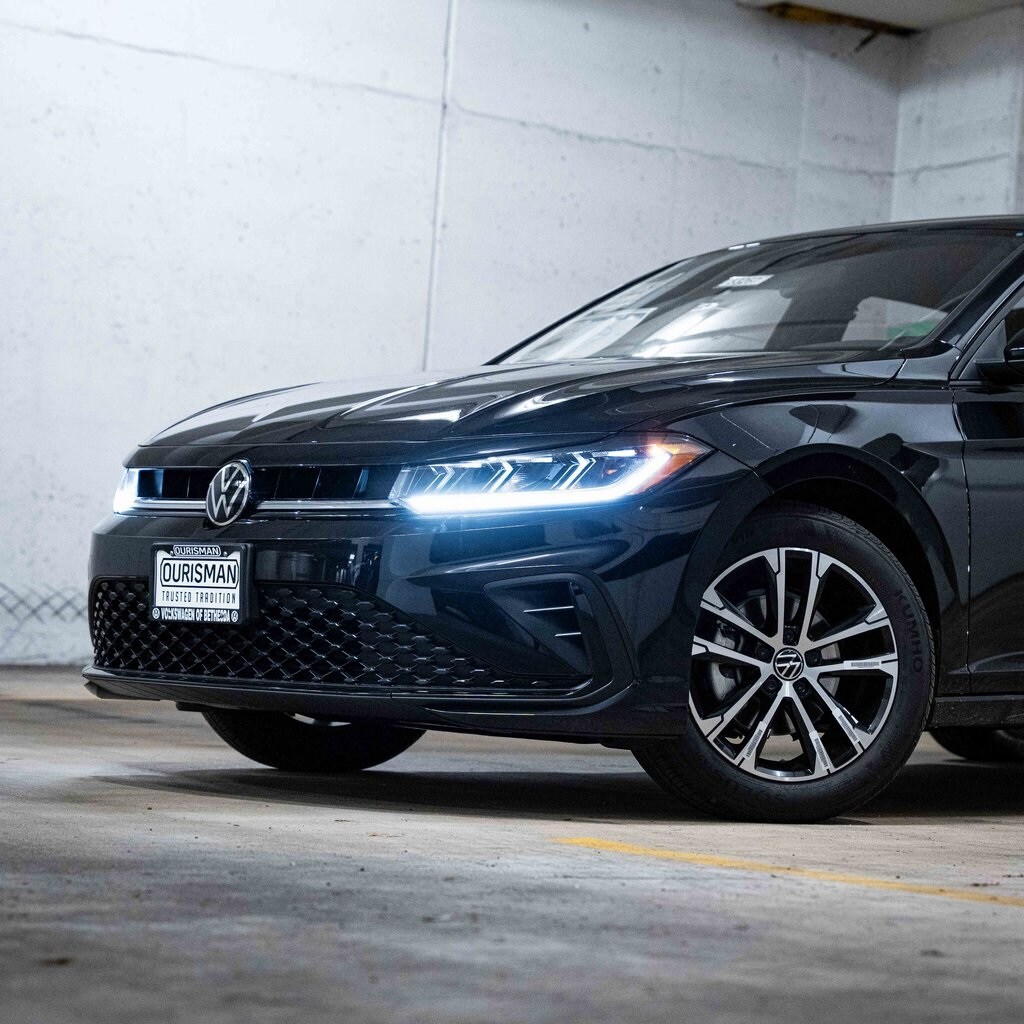 2026 Volkswagen Jetta 1.5T Sport photo 2