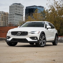 2025 Volvo V60 Cross Country B5 Plus Wagon
