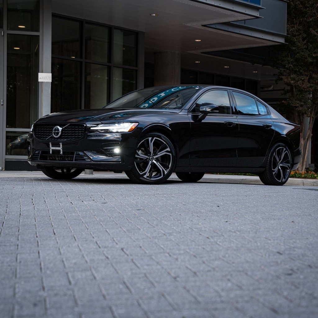 2025 Volvo S60 Plus's photo