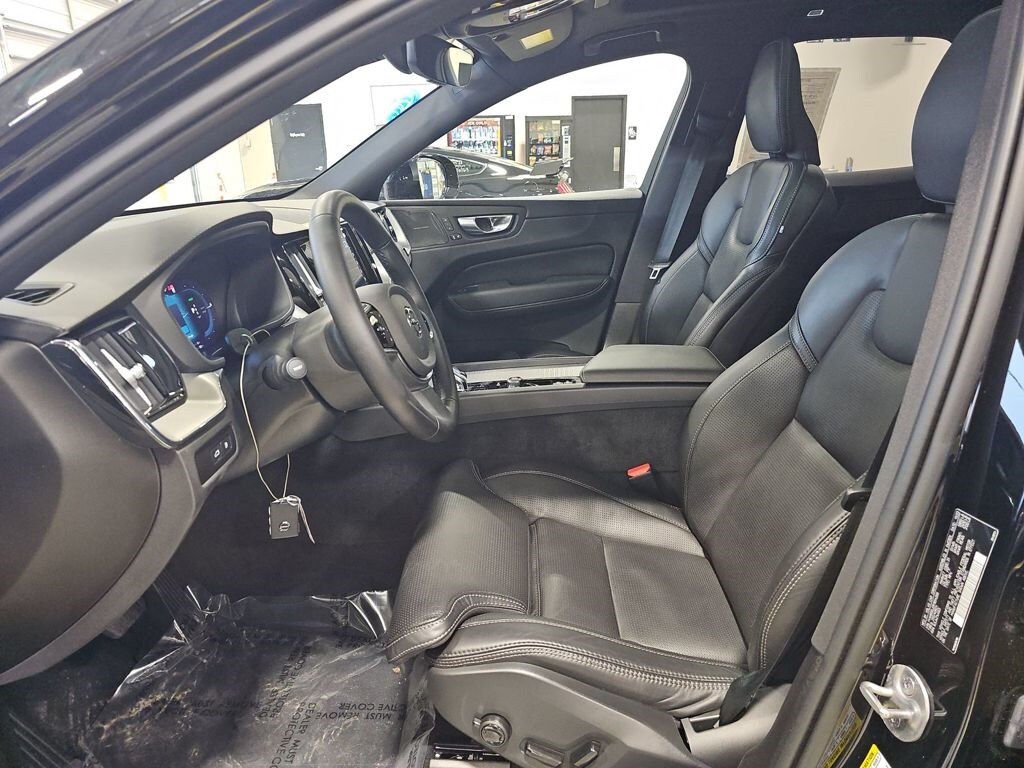 2024 Volvo XC60 Recharge Hybrid Ultimate Black Edition photo 2