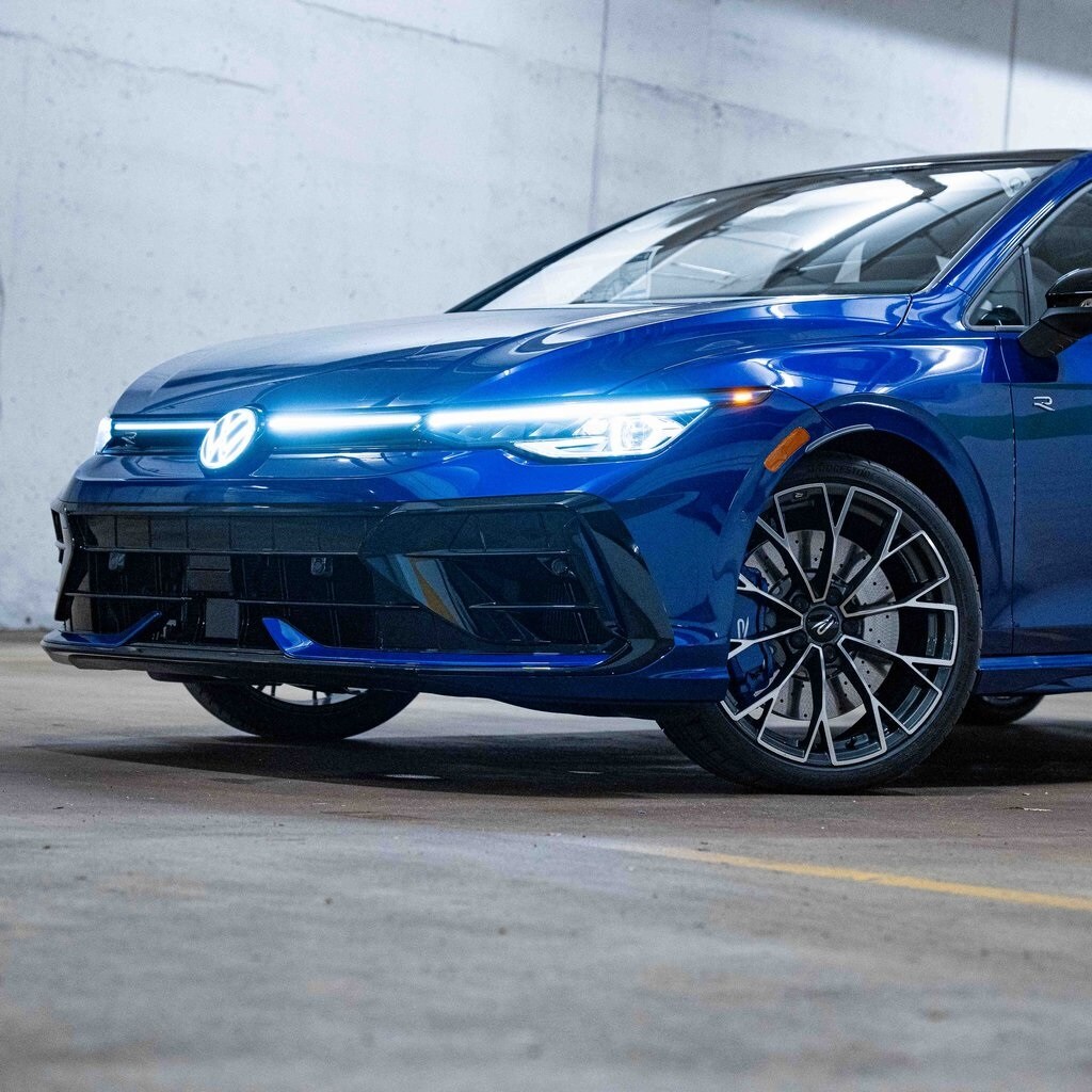 2026 Volkswagen Golf R 2.0 TSI photo 2