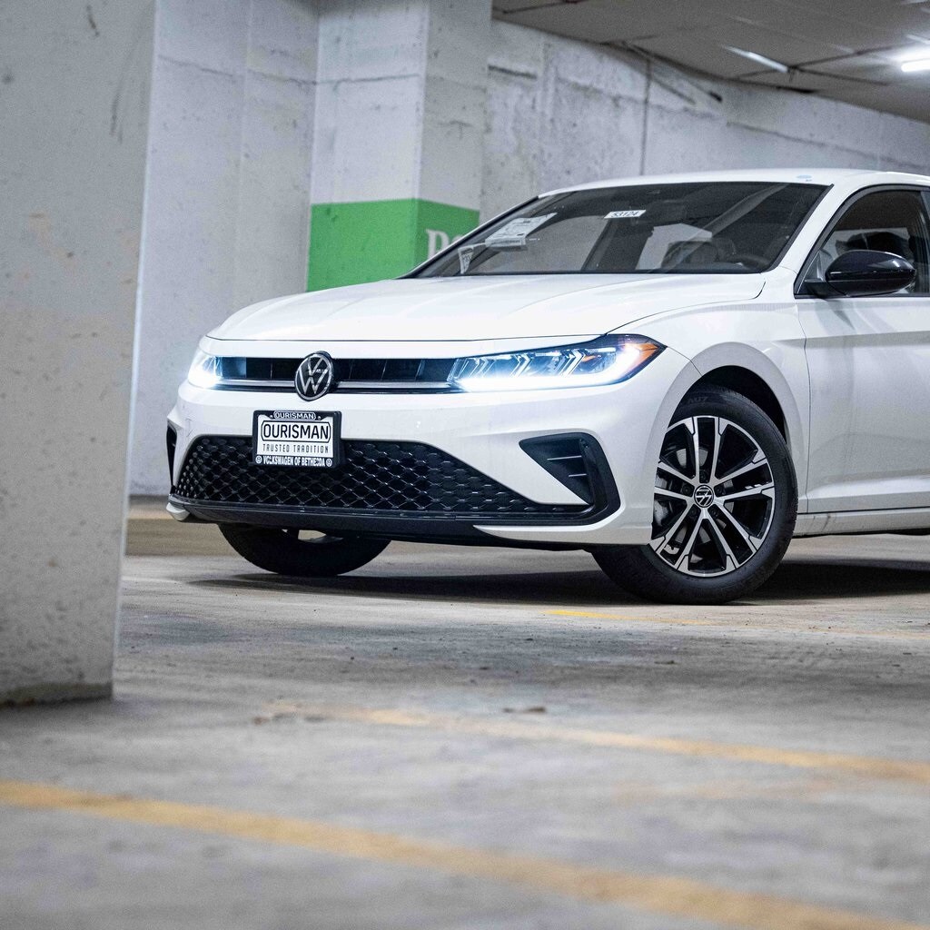 2025 Volkswagen Jetta 1.5T Sport photo 2