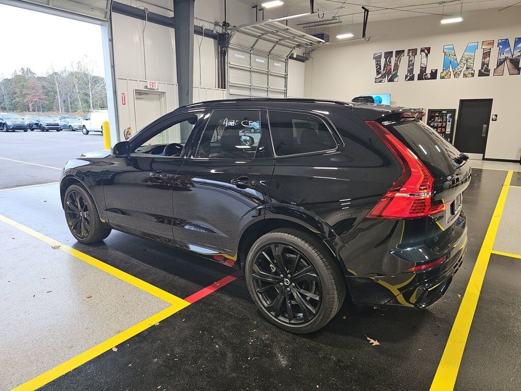 2024 Volvo XC60 Recharge Hybrid Ultimate Black Edition photo 3