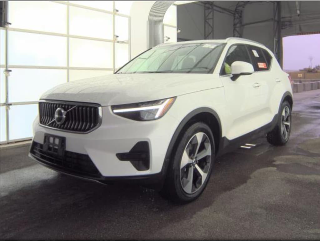 Used 2025 Volvo XC40 B5 Core SUV