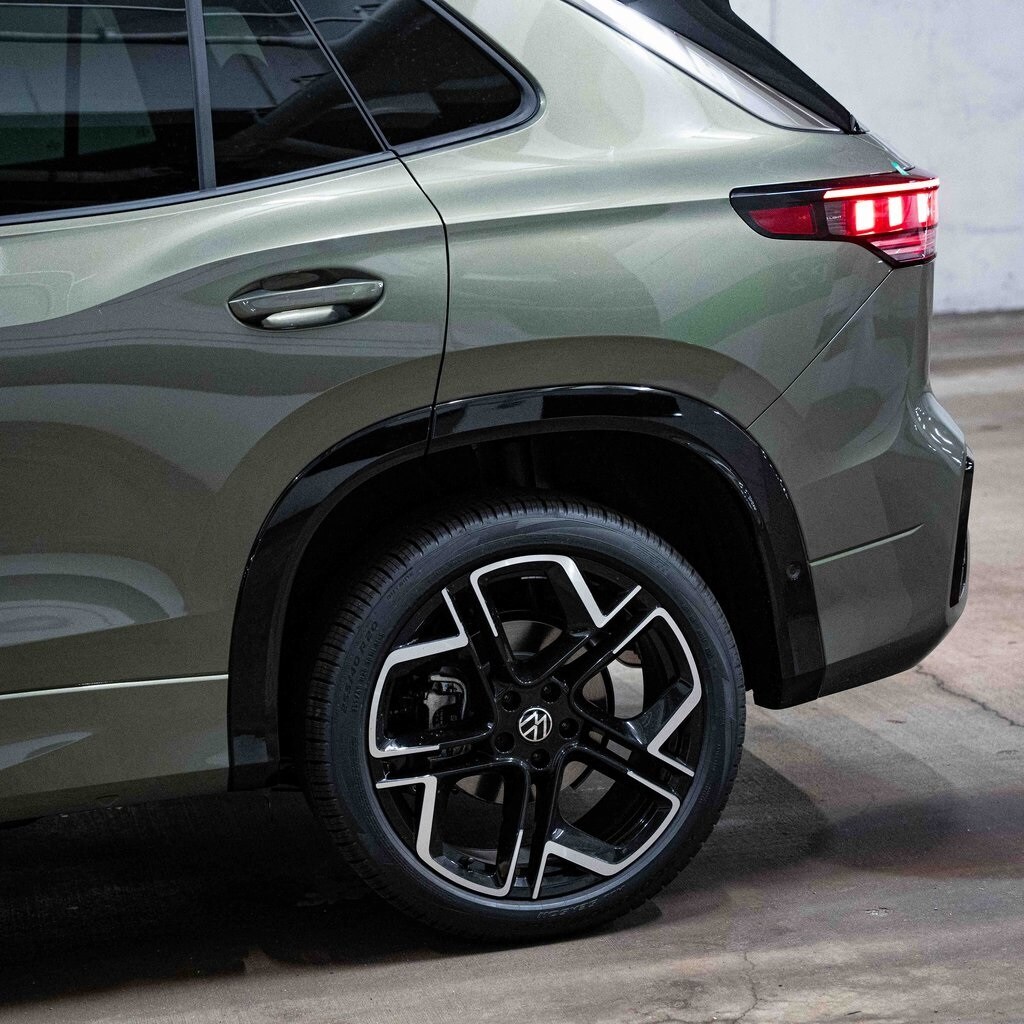 2025 Volkswagen Tiguan SEL R-Line Black photo 2