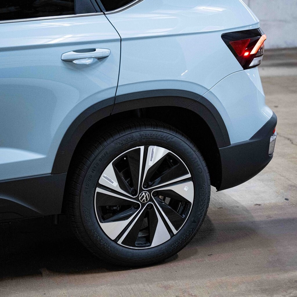 2025 Volkswagen Taos SE photo 3