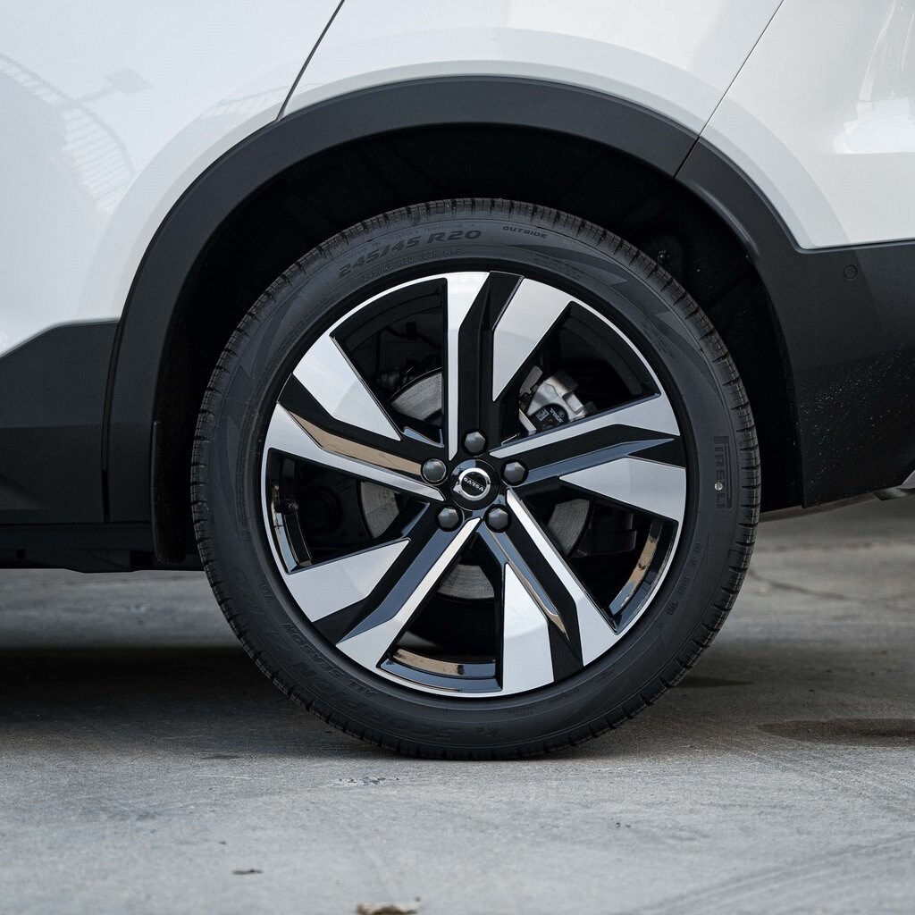 New 2025 Volvo XC40 B5 Plus Bright Theme SUV