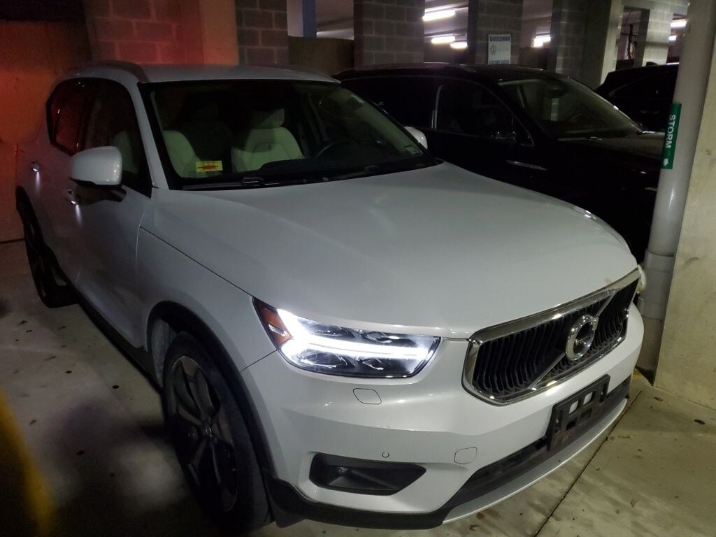 Certified 2022 Volvo XC40 Momentum SUV