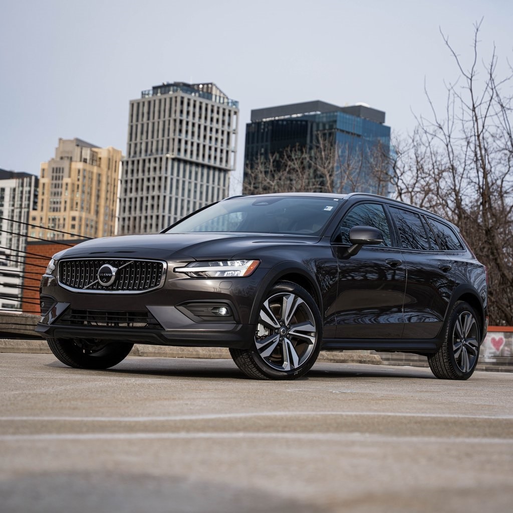 2025 Volvo V60 Cross Country Plus's photo