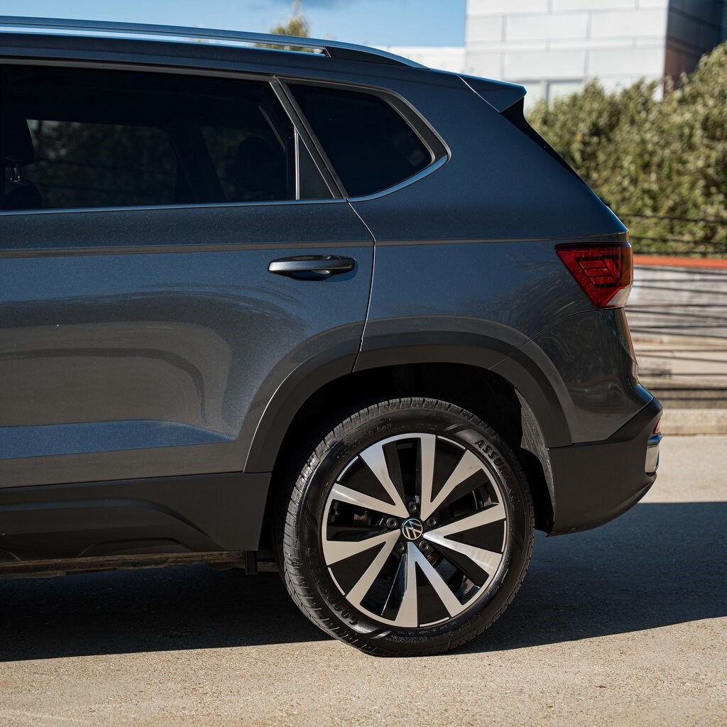 2023 Volkswagen Taos SE photo 3