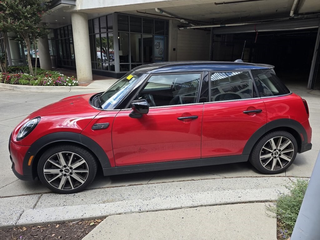 2024 Mini Cooper 4 Door Hardtop S Iconic photo 2