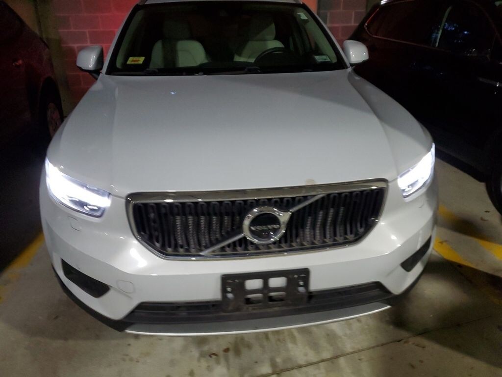 Certified 2022 Volvo XC40 Momentum SUV