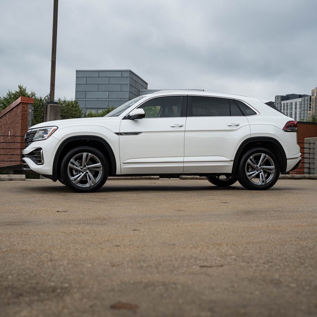 2024 Volkswagen Atlas Cross Sport SEL R-Line photo 2