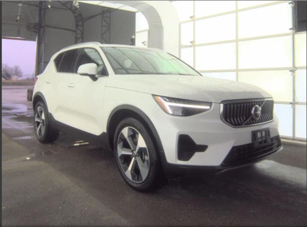Used 2025 Volvo XC40 B5 Core SUV
