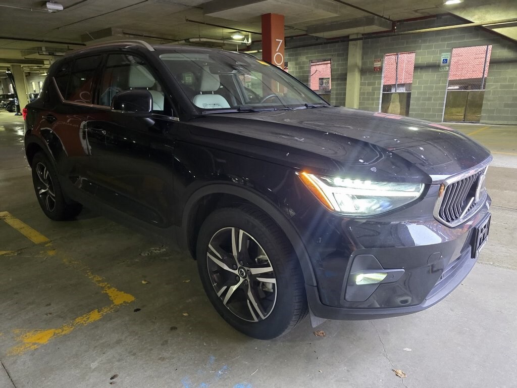 2023 Volvo XC40 Plus photo 3