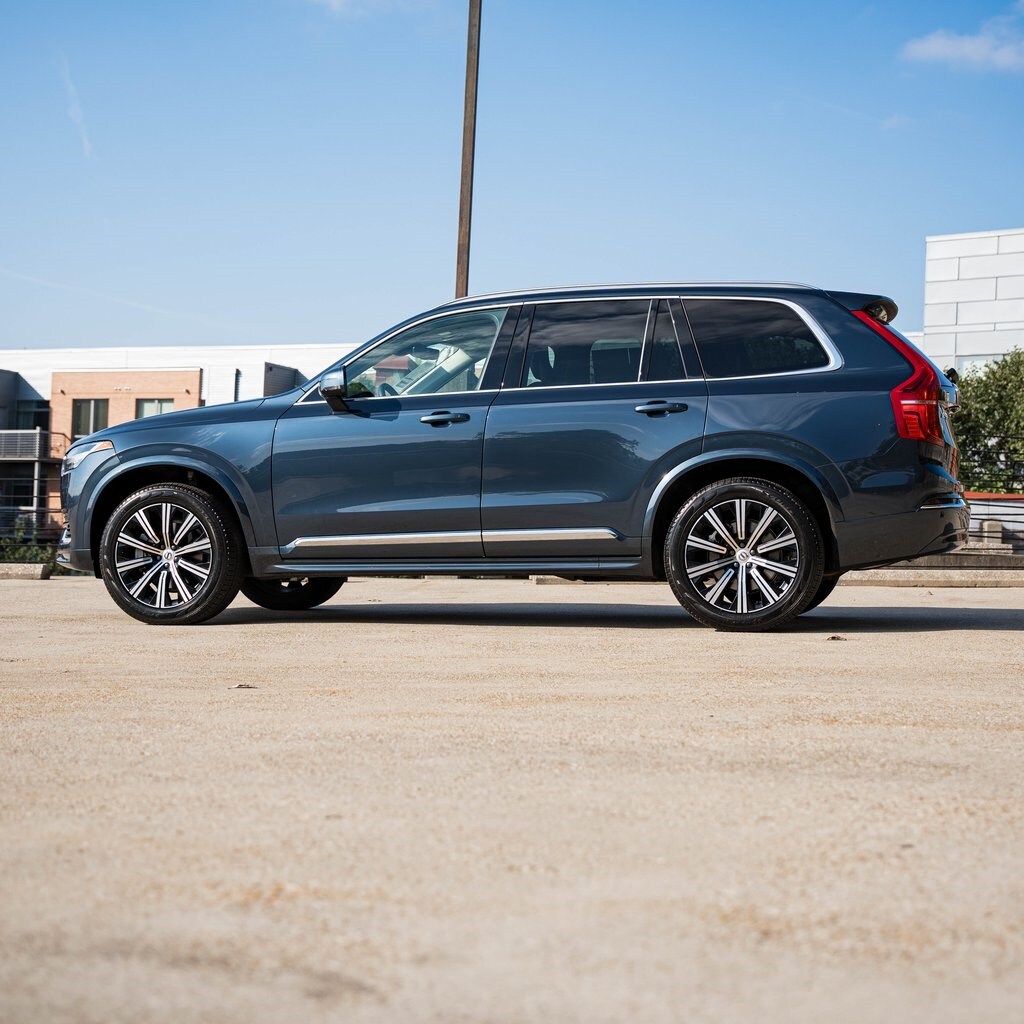2025 Volvo XC90 B5 Core photo 2