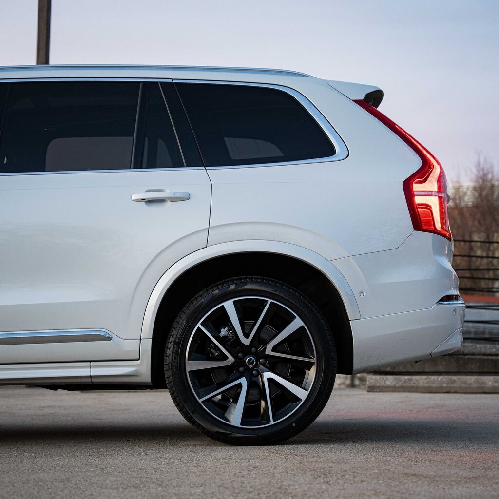 2025 Volvo XC90 B5 Plus photo 4