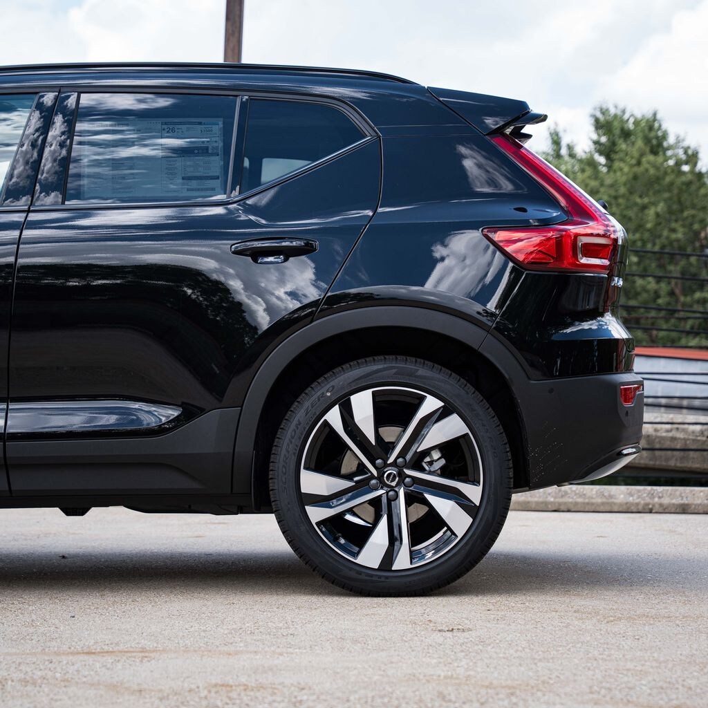 New 2026 Volvo XC40 B5 Ultra SUV