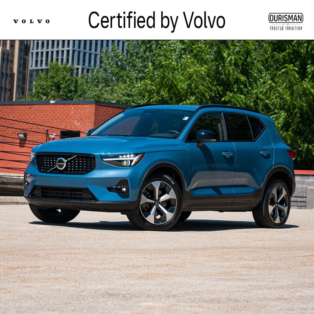2024 Volvo XC40 B5 Plus Dark AWD's photo