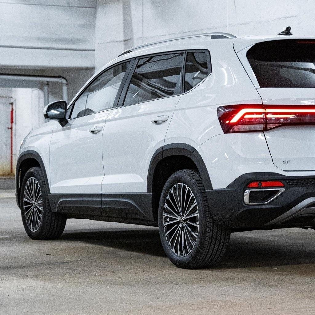 2025 Volkswagen Taos SE photo 4