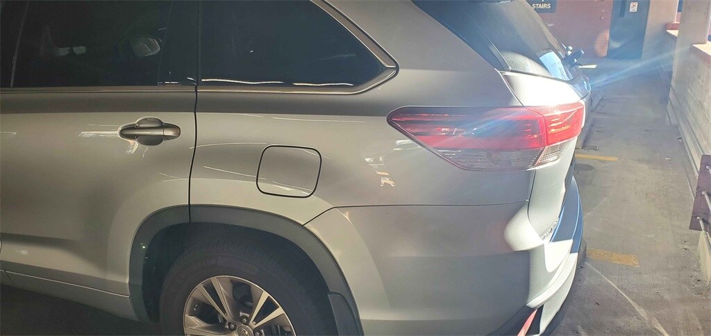 2017 Toyota Highlander SE XLE photo 2