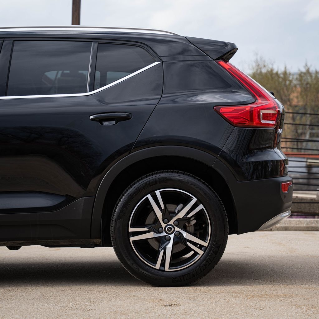 Used 2025 Volvo XC40 B5 Core SUV