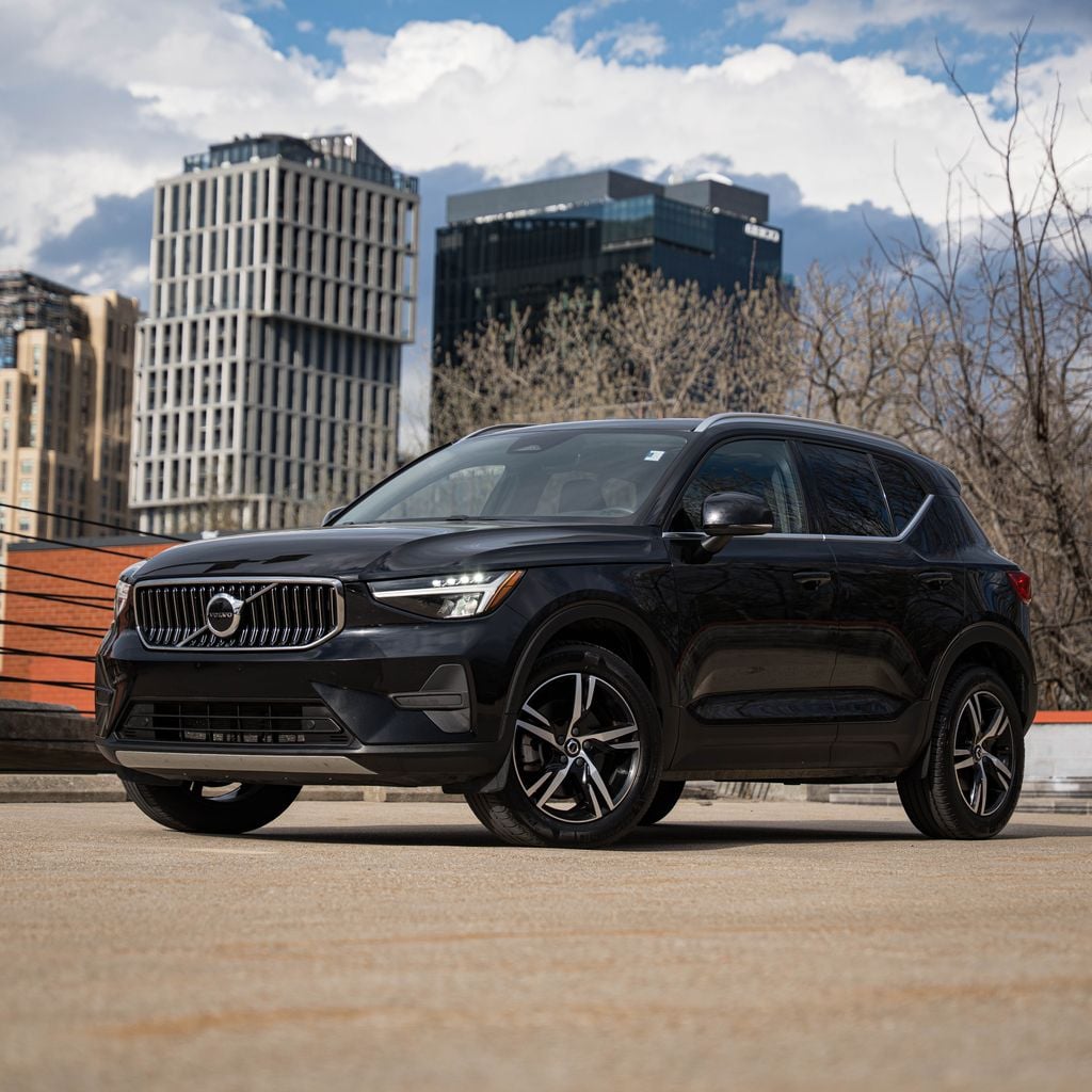 Used 2025 Volvo XC40 B5 Core SUV