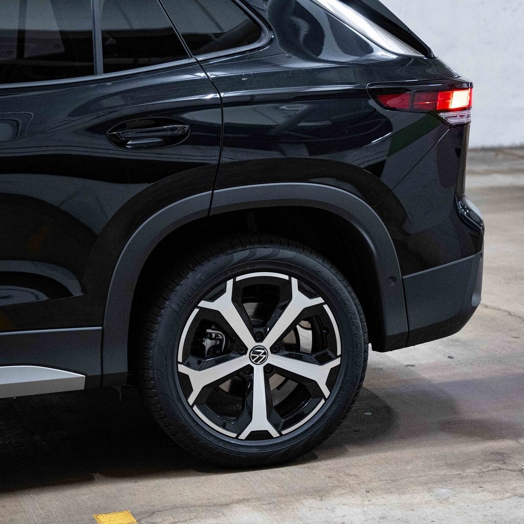 2025 Volkswagen Tiguan SE photo 2