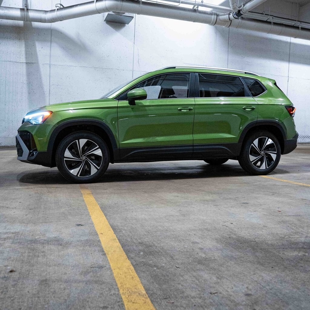 2025 Volkswagen Taos SE photo 3