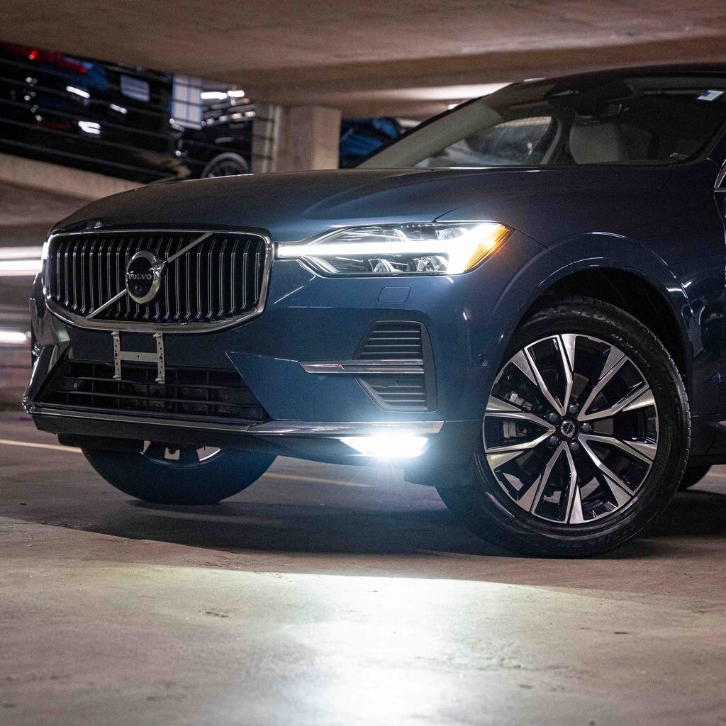 2023 Volvo XC60 B5 Plus photo 2