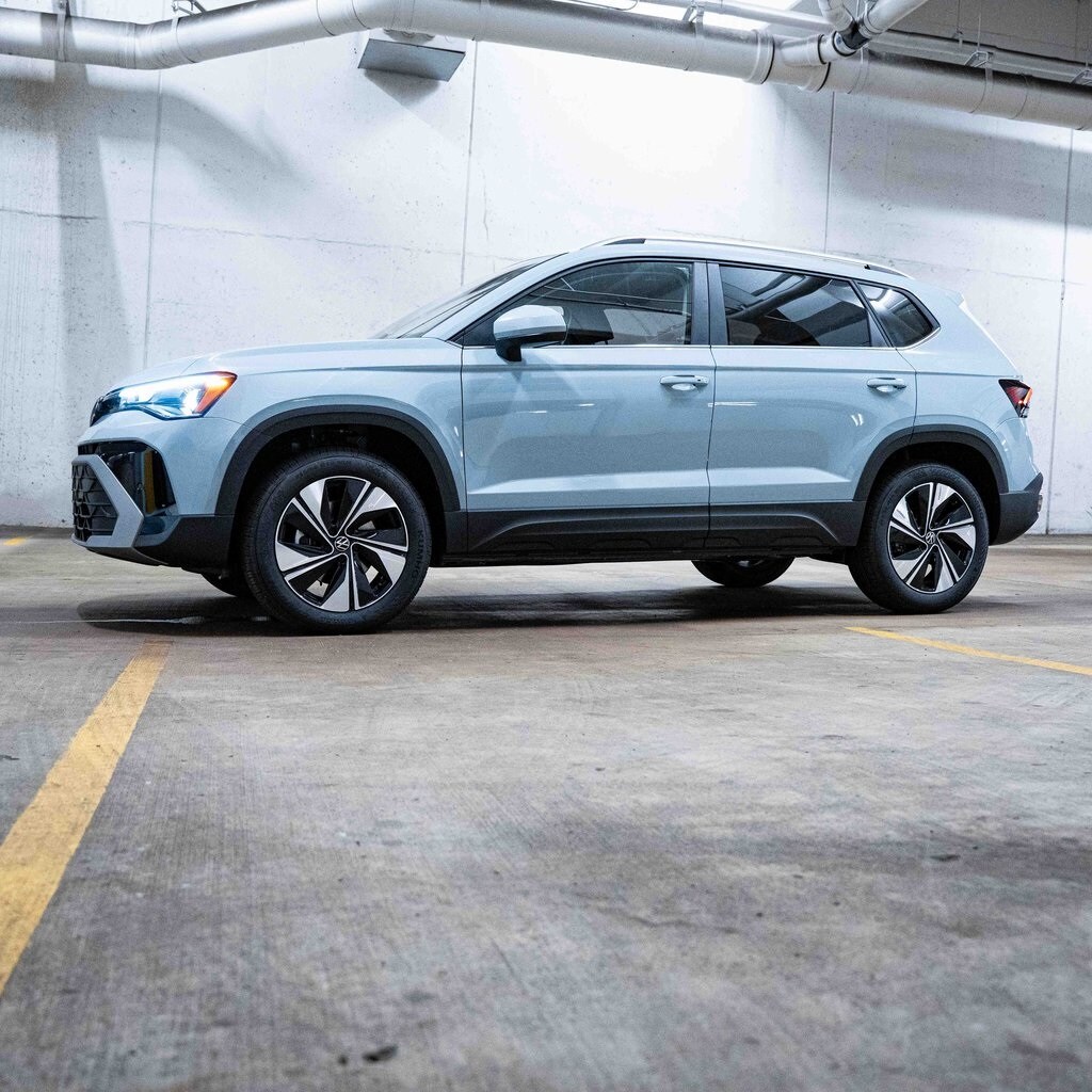 2025 Volkswagen Taos SE photo 2