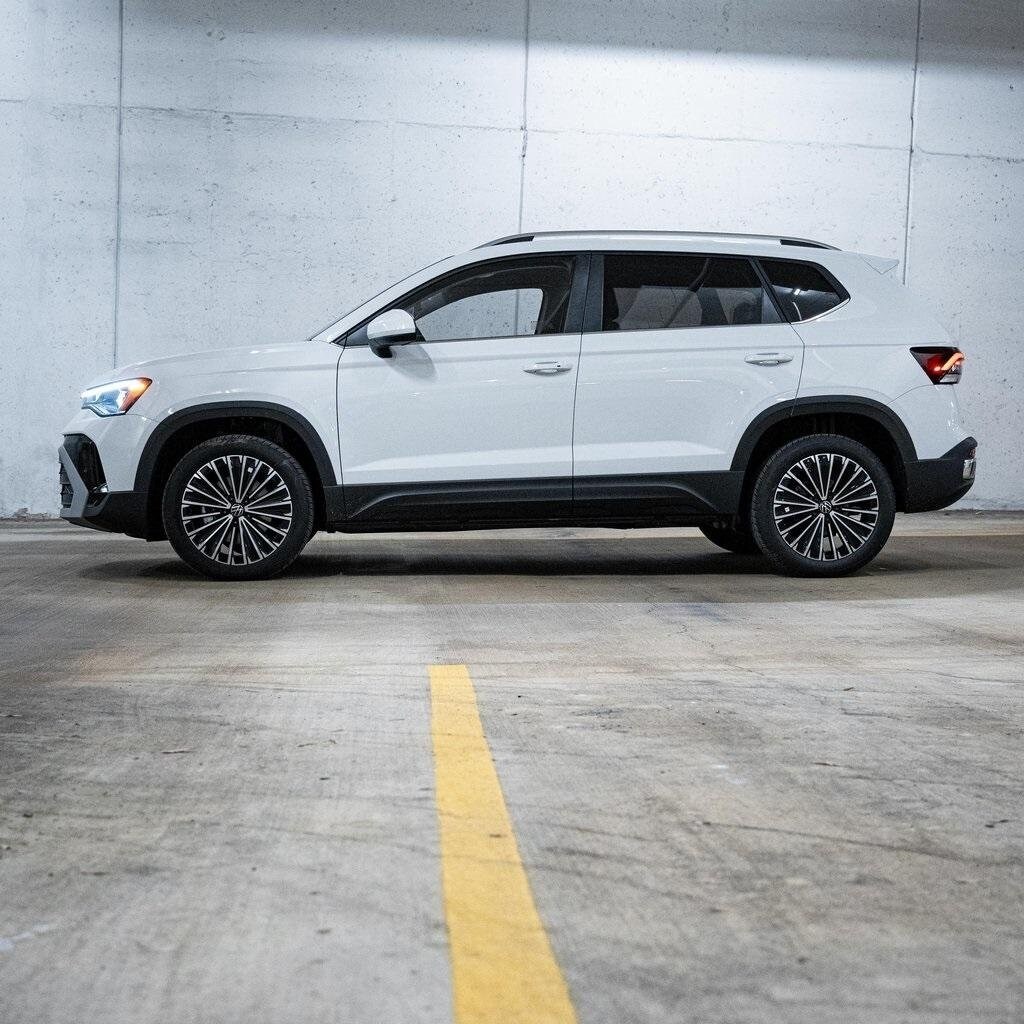 2025 Volkswagen Taos SE photo 3