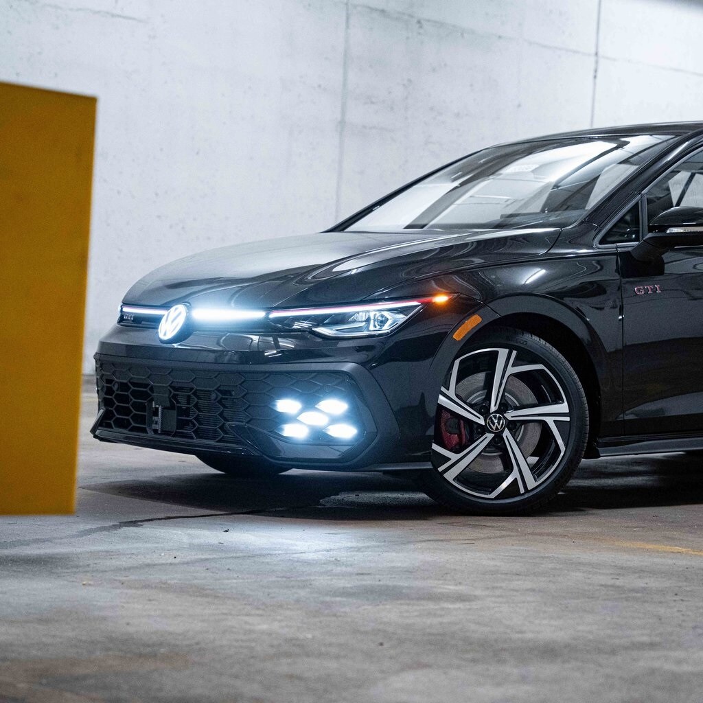 2025 Volkswagen Golf GTI SE photo 2