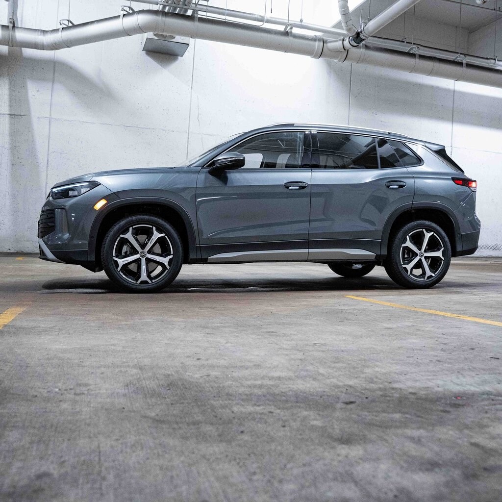 2025 Volkswagen Tiguan SE photo 3