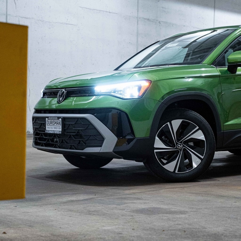 2025 Volkswagen Taos SE photo 2