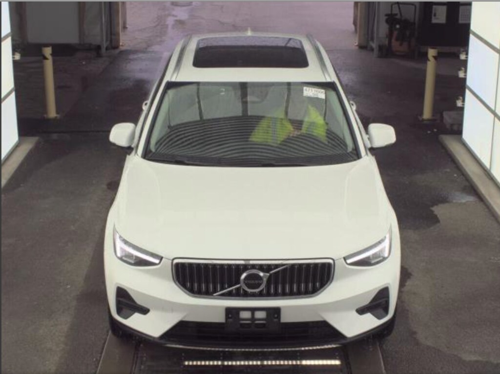 Used 2025 Volvo XC40 B5 Core SUV