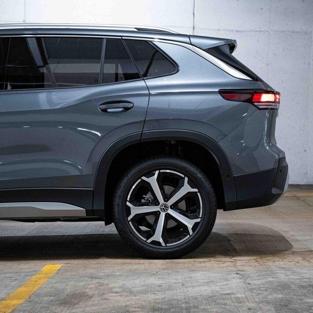 2026 Volkswagen Tiguan SE photo 2