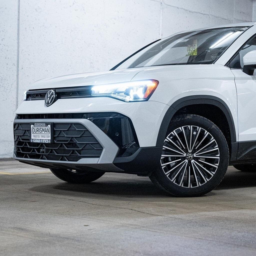 2025 Volkswagen Taos SE photo 2