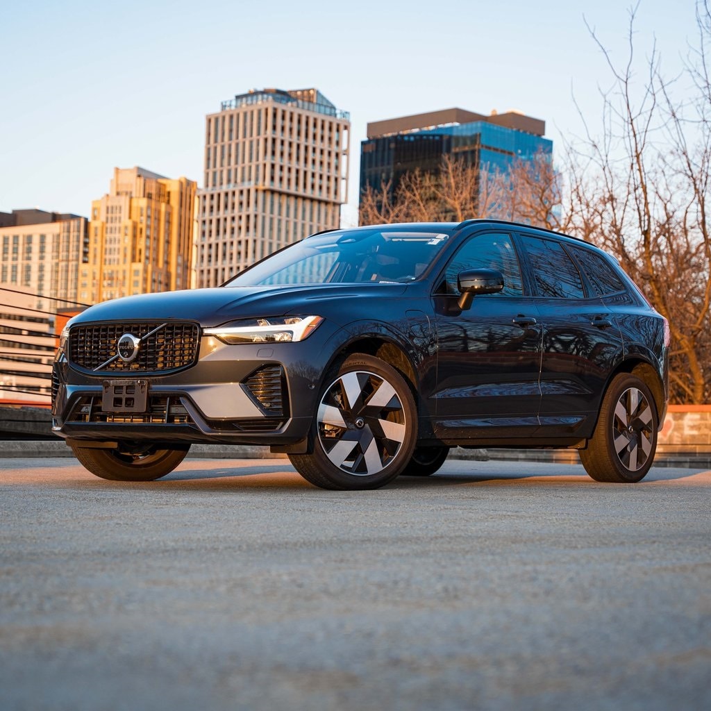 2025 Volvo XC60 Plus's photo